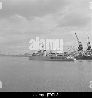Un croiseur allemand quitte le port de Dublin après une visite de courtoisie. La photo montre les navires F214 et F215, qui font partie de la marine allemande, mettant en évidence la diplomatie navale et les relations entre l'Allemagne et l'Irlande pendant la guerre froide. Banque D'Images