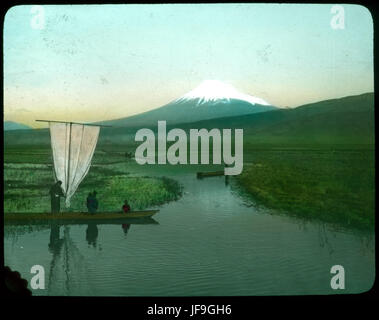 Une scène sereine de l'époque Meiji au Japon, mettant en vedette des gens dans des bateaux naviguant dans les rizières avec le mont Fuji en arrière-plan, incarnant la beauté de la vie traditionnelle japonaise et des paysages. Banque D'Images