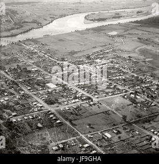Une photographie aérienne de Nowra, située sur la côte sud de la Nouvelle-Galles du Sud, prise le 30 mai 1937, capturant le paysage et la structure de la ville de la région. Banque D'Images