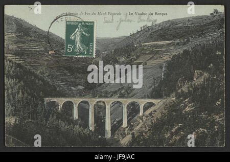 Une photographie historique du viaduc de Bonpas, qui fait partie de la ligne ferroviaire du chemin de fer du Haut-Vivarais, mettant en valeur la merveille de l'ingénierie dans la campagne française. Banque D'Images