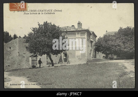 Saint-paul-Trois-Châteaux (Drôme) - Place latérale de la Cathédrale 34408911632 o Banque D'Images