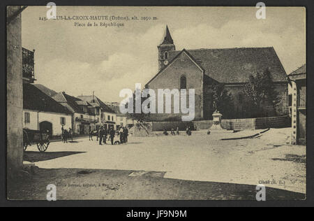 Lus-la-Croix-haute (Drôme), alt 1050 m - place de la République : photographie vintage de lus-la-Croix-haute dans la région de Drôme, mettant en valeur la place centrale et les bâtiments historiques de la ville. Banque D'Images