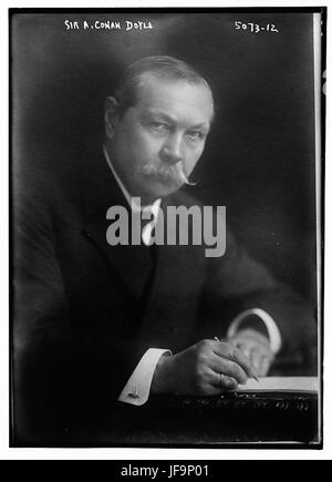 Un portrait de Sir Arthur Conan Doyle, le célèbre écrivain britannique connu pour avoir créé Sherlock Holmes. Cette image capture l’essence du personnage de l’auteur et ses contributions à la littérature et à la fiction policière. Banque D'Images