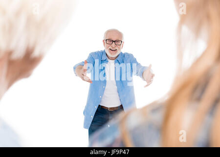 Heureux grand-père barbu prêt à hug sa famille isolated on white Banque D'Images