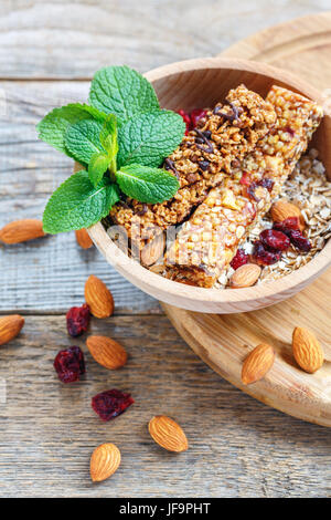 Barres muesli maison dans un bol en bois. Banque D'Images