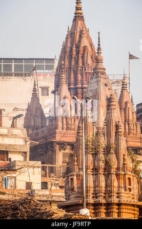 Tours et tourelles à Manikarnika Ghat, Varanasi, Uttar Pradesh, Inde. Banque D'Images