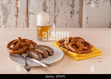 Saucisses cuites et bretzel bavarois Banque D'Images