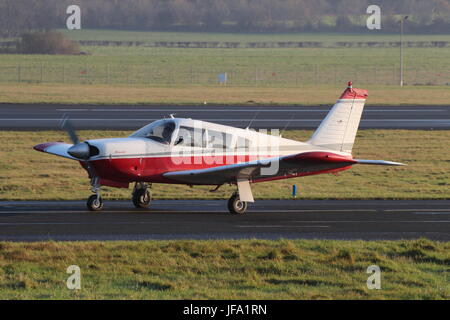 G-BFZH, un Piper PA-28R-200 Cherokee Archer II, à l'aéroport de Prestwick en Aysrhire. Banque D'Images