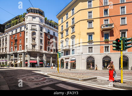 Rue avec des boutiques à Milan Banque D'Images