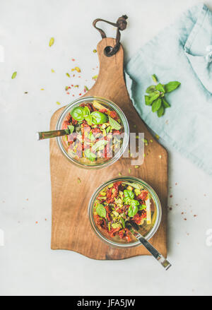 Salade saine avec quionoa, Avocat, tomates séchées, vue d'en haut Banque D'Images