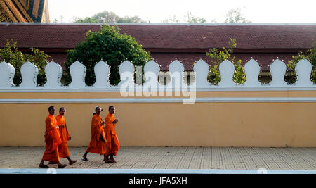 Les moines bouddhistes engagés dans diverses activités dans et autour du Palais Royal, Phnom Penh, Cambodge Banque D'Images