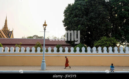 Les moines bouddhistes engagés dans diverses activités dans et autour du Palais Royal, Phnom Penh, Cambodge Banque D'Images