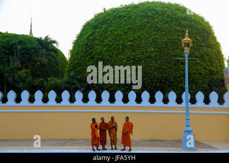 Les moines bouddhistes engagés dans diverses activités dans et autour du Palais Royal, Phnom Penh, Cambodge Banque D'Images