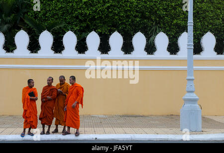 Les moines bouddhistes engagés dans diverses activités dans et autour du Palais Royal, Phnom Penh, Cambodge Banque D'Images