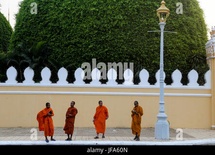 Les moines bouddhistes engagés dans diverses activités dans et autour du Palais Royal, Phnom Penh, Cambodge Banque D'Images