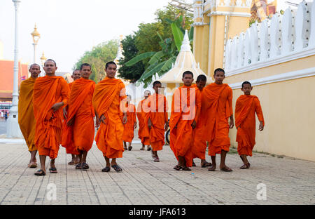 Les moines bouddhistes engagés dans diverses activités dans et autour du Palais Royal, Phnom Penh, Cambodge Banque D'Images