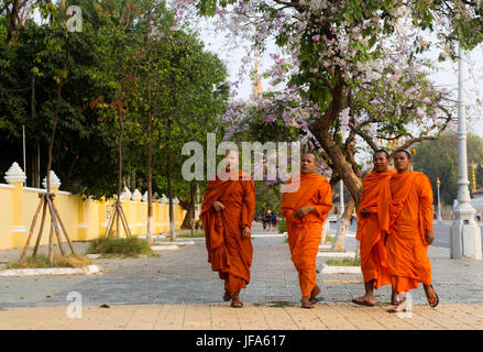 Les moines bouddhistes engagés dans diverses activités dans et autour du Palais Royal, Phnom Penh, Cambodge Banque D'Images