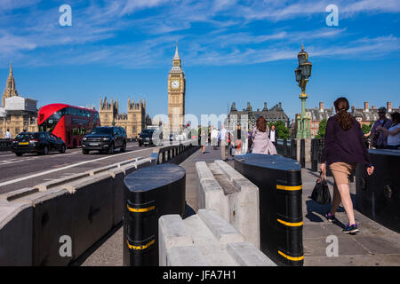 Mesures de sécurité le pont de Westminster après une attaque terroriste, Londres, Angleterre, Royaume-Uni Banque D'Images