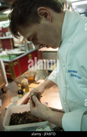 Restaurant Senderens, Alain Senderens (2 décembre 1939 - 25 juin 2017) était un chef français de premier plan et les praticiens de la Nouvelle Cuisine. Le Figaro crédité comme l'inventeur de l'alimentation et vin. Banque D'Images