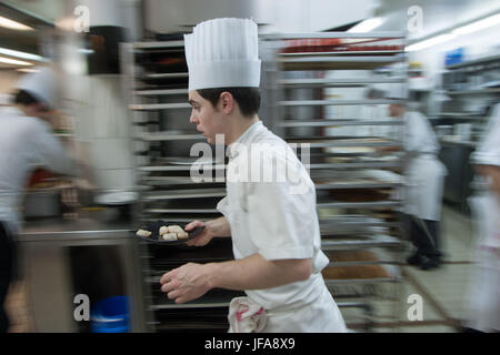 Restaurant Senderens, Alain Senderens (2 décembre 1939 - 25 juin 2017) était un chef français de premier plan et les praticiens de la Nouvelle Cuisine. Le Figaro crédité comme l'inventeur de l'alimentation et vin. Banque D'Images