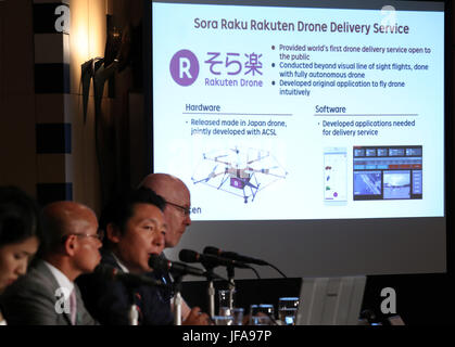 Tokyo, Japon. 29 Juin, 2017. Le maire de la ville de Minami-Soma Katsunobu Sakurai (L) et le géant du commerce en ligne Rakuten innovation office manager Takashi Toraishi parler avant presse étrangère à Tokyo le mardi 29 juin, 2017. Rakuten et Minami-Soma ville a commencé un essai sur le terrain de 'Sora' Raku service de livraison de drones à la zone de test du robot comme Minami-Soma a subi des dommages par un grand tremblement de terre en 2011 et l'accident nucléaire de Fukushima. Credit : Yoshio Tsunoda/AFLO/Alamy Live News Banque D'Images