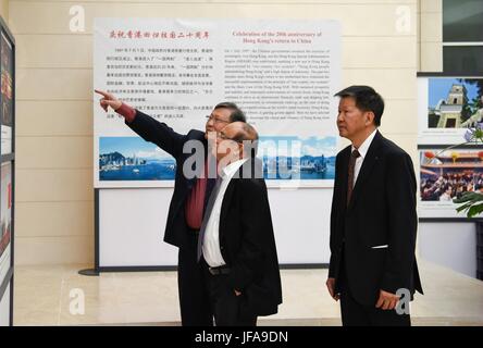 Paris, France. 29 Juin, 2017. Les gens regardent une exposition de photos marquant le 20e anniversaire de la déclaration de Hong Kong à la Chine à Paris, France, le 29 juin 2017. Crédit : Chen Yichen/Xinhua/Alamy Live News Banque D'Images