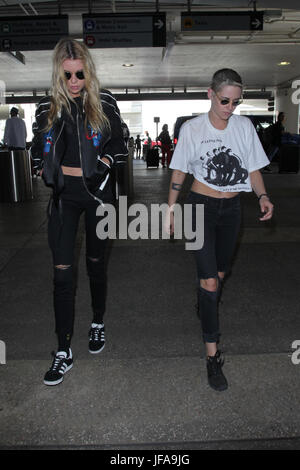 Los Angeles, CA, USA. 29 Juin, 2017. Stella Maxwell et Kristen Stewart vu à LAX à Los Angeles, Californie le 29 juin 2017. Crédit : John Misa/media/Alamy Punch Live News Banque D'Images