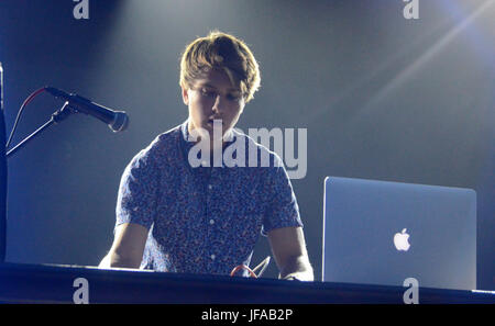 Milwaukee, Wisconsin, États-Unis. 29 Juin, 2017. Artiste électronique Pluton effectue live au Festival Park pendant Henry Maier Summerfest à Milwaukee, Wisconsin. Ricky Bassman/Cal Sport Media/Alamy Live News Banque D'Images