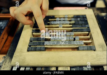 Qingdao, Qingdao, Chine. 30 Juin, 2017. Qingdao, Chine - 30 juin 2017 : (usage éditorial uniquement. Chine).personnes éprouvent l'impression à caractères mobiles à Qingdao, province de Shandong en Chine orientale, le 30 juin 2017, se sentir le charme du patrimoine culturel intangible. Crédit : SIPA Asie/ZUMA/Alamy Fil Live News Banque D'Images