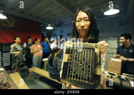 Qingdao, Qingdao, Chine. 30 Juin, 2017. Qingdao, Chine - 30 juin 2017 : (usage éditorial uniquement. Chine).personnes éprouvent l'impression à caractères mobiles à Qingdao, province de Shandong en Chine orientale, le 30 juin 2017, se sentir le charme du patrimoine culturel intangible. Crédit : SIPA Asie/ZUMA/Alamy Fil Live News Banque D'Images