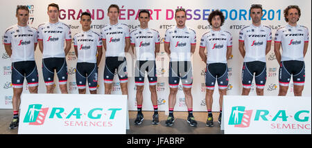 Düsseldorf, Allemagne. 29 Juin, 2017. L'équipe Trek Segafredo à Duesseldorf, Allemagne, 29 juin 2017. Photo : Daniel Karmann/dpa/Alamy Live News Banque D'Images