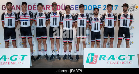 Düsseldorf, Allemagne. 29 Juin, 2017. L'équipe Sunweb à Duesseldorf, Allemagne, 29 juin 2017. Photo : Daniel Karmann/dpa/Alamy Live News Banque D'Images