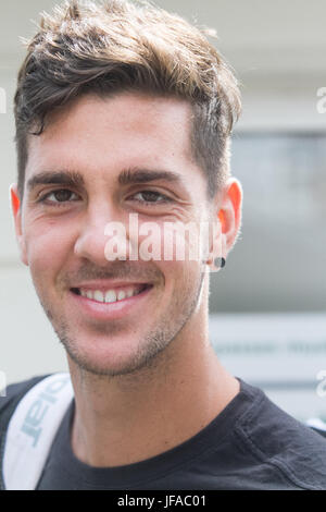 Londres, Royaume-Uni. 30 Juin, 2017. Joueur australien Thanasi Kokkinakis arrive la pratique de profils têtes avant le début de la Tennis de Wimbledon 2017 : Crédit amer ghazzal/Alamy Live News Banque D'Images