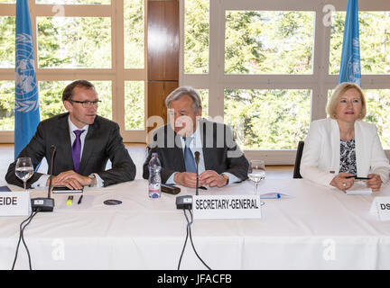 Crans-Montana, Suisse . 30 Juin, 2017. Secrétaire général de l'ONU Antonio Guterres (C), conseiller spécial du Secrétaire général des Nations Unies sur Chypre Espen Barth Eide (L), et Représentant spécial du Secrétaire général des Nations Unies et Chef de la Force des Nations Unies chargée du maintien de la paix à Chypre Elizabeth Spehar, assister à la nouvelle ronde de la Conférence à Chypre sous les auspices de l'Organisation des Nations Unies à Crans-Montana, Suisse, le 30 juin 2017. Le Secrétaire Général des Nations Unies, Antonio Guterres, est arrivé dans la ville alpine suisse de Crans-Montana dans un effort pour faire avancer le pourparlers de paix sur la réunification de Chypre. Credit Banque D'Images