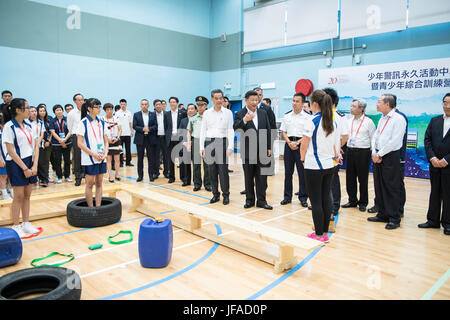 (170630) -- HONG KONG, 30 juin 2017 (Xinhua) -- le président chinois Xi Jinping parle avec appel Police Junior (JPC) membres lors de la visite du Centre d'activités permanentes de la CPM et intégré les jeunes Camp d'entraînement à Hong Kong, Chine du sud, le 30 juin 2017. (Xinhua/Li Tao) (ly) Banque D'Images