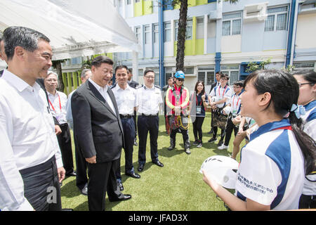 (170630) -- HONG KONG, 30 juin 2017 (Xinhua) -- le président chinois Xi Jinping parle avec appel Police Junior (JPC) membres lors de la visite du Centre d'activités permanentes de la CPM et intégré les jeunes Camp d'entraînement à Hong Kong, Chine du sud, le 30 juin 2017. (Xinhua/Li Tao) (ly) Banque D'Images
