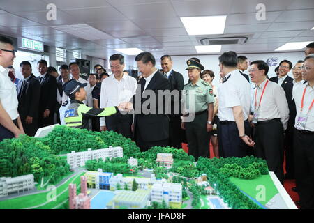 (170630) -- HONG KONG, 30 juin 2017 (Xinhua) -- le président chinois Xi Jinping parle avec appel Police Junior (JPC) membres lors de la visite du Centre d'activités permanentes de la CPM et intégré les jeunes Camp d'entraînement à Hong Kong, Chine du sud, le 30 juin 2017. (Xinhua/Lan Hongguang) (ly) Banque D'Images