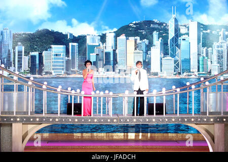 (170630) -- HONG KONG, 30 juin 2017 (Xinhua) -- Sally Yeh (L) et George Lam chanter au cours d'une soirée de gala célébrant le 20e anniversaire de la déclaration de Hong Kong à la patrie, à Hong Kong, Chine du sud, le 30 juin 2017. (Xinhua/Wang Ye) (ly) Banque D'Images