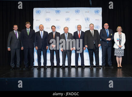 (170630) -- crans-montana, le 30 juin 2017 (Xinhua) -- Le conseiller spécial du Secrétaire général des Nations Unies sur Chypre Espen Barth Eide, Directeur de la sécurité nationale britannique au Foreign Office Jonathan Allen, Ministre des affaires étrangères turc Mevlut Cavusoglu, Président chypriote Nicos Anastasiades, le Secrétaire général de l'ONU Antonio Guterres, le dirigeant chypriote turc, Mustafa Akinci, Ministre des affaires étrangères grec Nikos Kotzias, première vice-présidente de la Commission européenne Frans Timmermans, et Représentant spécial du Secrétaire général des Nations Unies et Chef de la Force des Nations Unies chargée du maintien de la paix à Chypre Elizabeth Spehar (de G à D) Banque D'Images