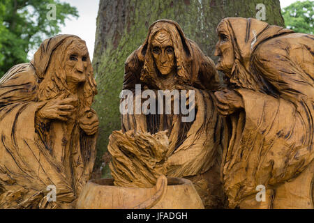 Glamis, UK. 30 juin 2017. Château de Glamis lance Macbeth trail. Sculpture en bois des trois sorcières de Acte 1 SCÈNE 1 de Macbeth faites par Neith Art & Sculpture. Anne Johnston/Alamy Live News Banque D'Images