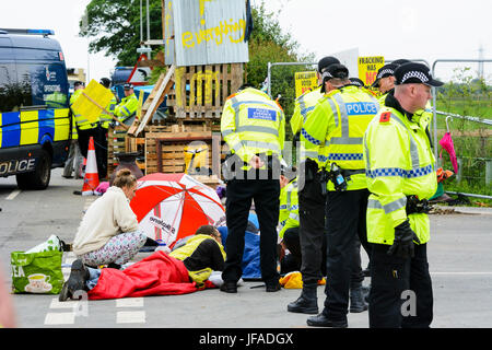 Blackpool, Royaume-Uni. 30 Juin, 2017. Gaz de schiste fracturation cuadrilla à peu, Plumpton Blackpool a été ciblé par les activités de fracturation des manifestants qui construit deux tours, fait à partir de palettes en bois, le long de la nuit avec quatre manifestants qui s'enferment ensemble en face de l'entrée du site à l'aide de tubes en acier. Autour de 100 manifestants anti-fracturation étaient présents le long Preston New Road, à proximité du site. Crédit : Dave Ellison/Alamy Live News Banque D'Images