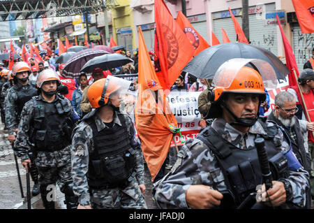 Porto Alegre, Brésil. 30 Juin, 2017. Centrales syndicales organisent des fermetures dans divers secteurs et des démonstrations à différents moments et endroits ce vendredi (30) à Porto Alegre. Credit : Omar de Oliveira/FotoArena/Alamy Live News Banque D'Images