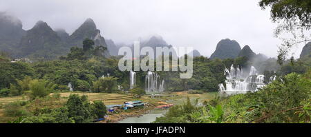 Chongzuo, Chongzuo, Chine. 30 Juin, 2017. Paysage de Cascade Detian du Guangxi dans le sud-ouest de la Chine. Crédit : SIPA Asie/ZUMA/Alamy Fil Live News Banque D'Images