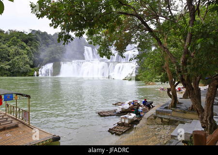 Chongzuo, Chongzuo, Chine. 30 Juin, 2017. Paysage de Cascade Detian du Guangxi dans le sud-ouest de la Chine. Crédit : SIPA Asie/ZUMA/Alamy Fil Live News Banque D'Images