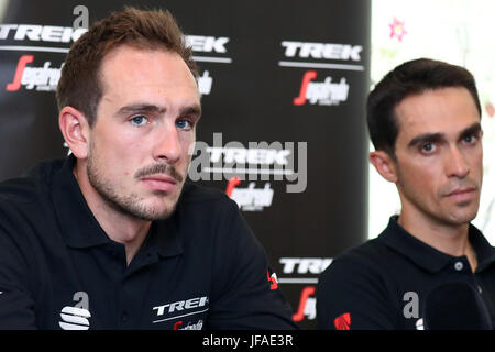 Düsseldorf, Allemagne. 30 Juin, 2017. John Degenkolb course cycliste allemande (l) et son collègue espagnol Alberto Contador, photographié au cours d'une conférence de presse d'Trek-Segafredo pour le Tour de France à Düsseldorf, Allemagne, 30 juin 2017. Le Tour de France commence le 1 juillet 2017 à Duesseldorf. Photo : Daniel Karmann/dpa/Alamy Live News Banque D'Images