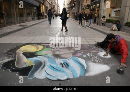 Buenos Aires, Argentine. 29 Juin, 2017. Un artiste de rue, crée une peinture de star du football argentin Lionel Messi dans une rue commerçante à Buenos Aires, Argentine, 29 juin 2017. Messi se marie avec son partenaire Antonella Roccuzzo le 30 juin 2017. Photo : Grimm par les pairs/dpa/Alamy Live News Banque D'Images