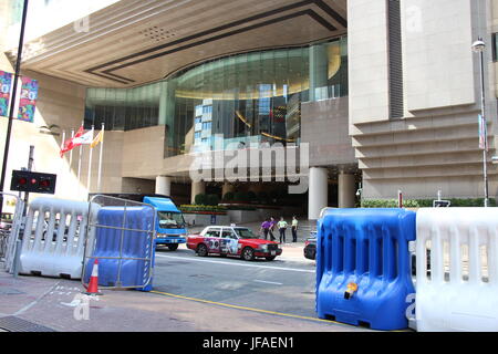 Mettre en place des barricades par la police le Harbour Road, Wanchai, garde le président Xi Jinping dans la Convention et d'exposition en face de la station de pompiers Banque D'Images