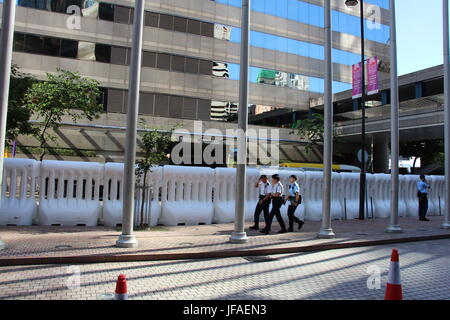 Mettre en place des barricades par la police le Harbour Road, Wanchai, garde le président Xi Jinping dans la Convention et d'exposition de la diagonale opposée. Banque D'Images