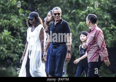 28 juin 2017 - Le président américain Barack Obama, (avant), promenades avec sa femme Michelle, à gauche, et sa fille Malia (numéro deux de gauche) tout en observant le Temple de Borobudur en voyageant à Magelang, Central Java, Indonesia, mercredi 28 juin, 2017. Obama et sa famille font de leur cinq jours de vacances sur l'île de Bali, Indonésie. Et se dirigea vers la ville historique de Yogyakarta le mercredi dans un voyage nostalgique au pays où Obama a vécu pendant plusieurs années comme un enfant. En plus de Bali et Yogyakarta, Obama s'est également rendue à Jakarta pour rencontrer le président indonésien Joko Widodo à Pala État Bogor Banque D'Images
