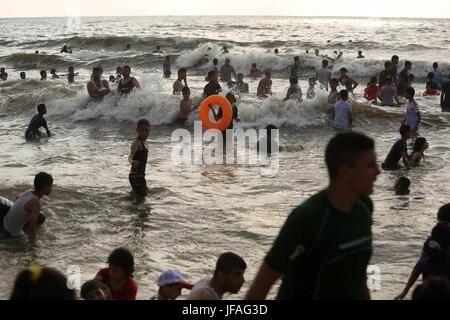 La ville de Gaza, bande de Gaza, territoire palestinien. 30 Juin, 2017. Les Palestiniens jouissent de leur temps à la plage de la mer Méditerranée sur la côte de la ville de Gaza, le 30 juin 2017 Crédit : Ashraf Amra/APA/Images/fil ZUMA Alamy Live News Banque D'Images